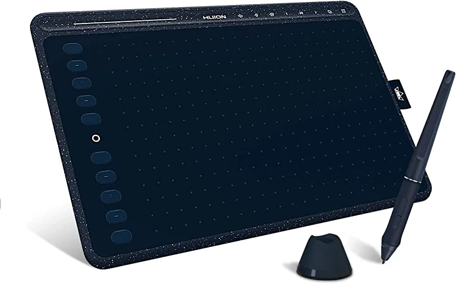 TABLETA-DIGITALIZADORA-HUION-HS611-5080LPI-266PPS-10-BOTONES-USB-C-AREA-ACTIVA-258.4X161.5MM-BLACK_TABLETAS-DIGITALIZADORAS_12160_1.webp TABLETA DIGITALIZADORA HUION HS611 - 5080LPI - 266PPS - 10 BOTONES - USB-C - AREA ACTIVA 258.4X161.5MM - BLACK/BLUE - Imagen 1